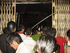 Nhà khóa cửa bùng cháy, 2 cụ già kêu la thảm thiết