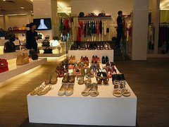 Giới siêu giàu đi siêu xe săn hàng... siêu giảm giá