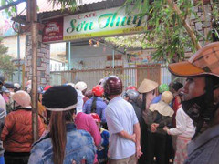 Truy bắt hung thủ giết 2 mẹ con chủ quán cà phê