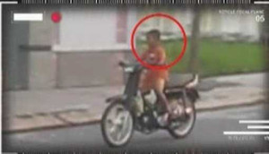 Clip: Cậu nhóc 'bé như kẹo' lao xe máy vù vù trên phố