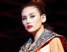 Mặc hở hang, Hoàng Yến bị phạt 3,5 triệu đồng