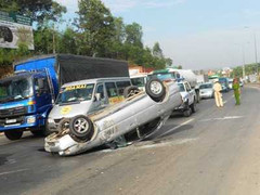 Ô tô lật nhào như phim, 'phơi bụng' giữa quốc lộ