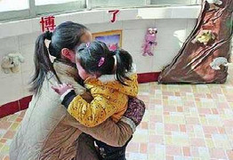 Nhà trường bắt phụ huynh đóng phí 'ôm' cho con