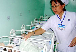 Cứu trẻ sơ sinh bị bỏ rơi, kiến bu toàn thân