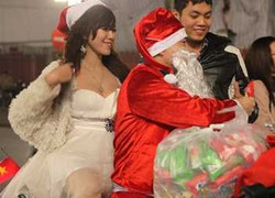 Hot girl Mai 'thỏ' cưỡi xe khủng nhất VN phát quà Noel