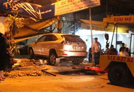 Xe Lexus tông hai cha con chết thảm, xử lý bất thường