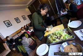 Trung Quốc: Triệu phú mở hội nấu ăn... tuyển vợ