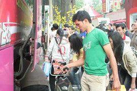 Sinh viên 'săn' vé tàu xe Tết ở đâu?