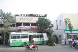 Tránh quái xế, xe buýt 'đại náo' quán cà phê