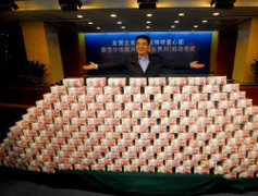 Hình ảnh 'núi tiền' mặt 1,5 tấn của tỷ phú Trung Quốc