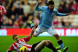 Thua sốc Sunderland, Man City bị MU bỏ xa