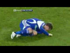 Pha ăn vạ trơ trẽn nhất làng bóng đá