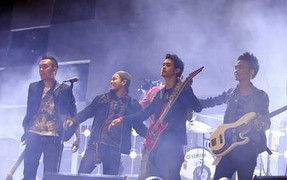 Làn gió mới càn quét trong 'bão rock' thành phố Cảng