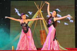 Thi hoa khôi sau đám tang, trường chấp nhận 'búa rìu'