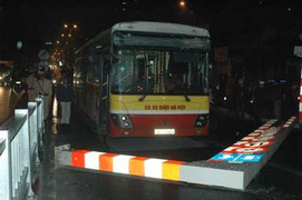 Sẽ kỷ luật lái xe buýt leo cầu cấm, đâm đổ biển báo