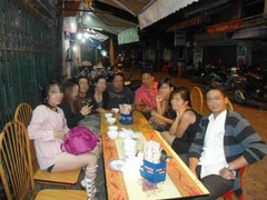 Thân phận kỹ nữ già đi bắt ‘gà Tây’