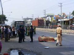 Nghi án cô gái bị đẩy vào gầm xe tải tử vong