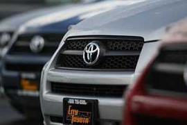 Toyota ‘khóc’ vì bồi thường và thu hồi xe lỗi