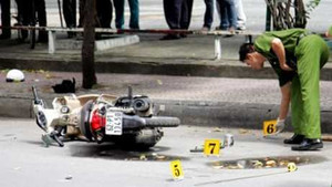 Chở bạn gái đi chơi, bị đánh chết