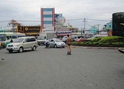 Nam thanh niên khỏa thân giữa phố, giao thông hỗn loạn