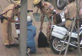 Cô gái trẻ quỳ xuống đường, van xin CSGT