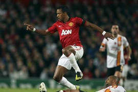 Dùng Van Persie, Arsenal kéo Nani rời MU