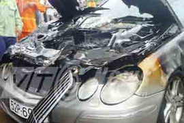 TP.HCM: Đang đi, Mercedes cháy ngùn ngụt