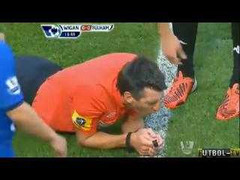 Cay cú, trọng tài rút thẻ đỏ trừng phạt cầu thủ