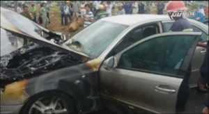 Clip: Ô tô bị thiêu rụi trên xa lộ Hà Nội