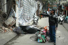 Sập tường công trình xây dựng, hai người thoát chết