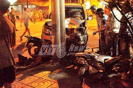 Bà bầu lái ô tô húc tung xe máy, 3 mẹ con thương vong