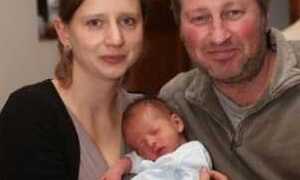 Cô giáo sinh con ngay cạnh kẻ trộm