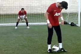 Chicharito, De Gea rủ nhau thi tài giật gót