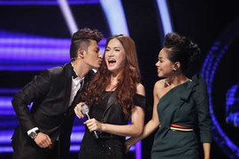 Ya Suy, Huy Khánh tranh nhau hôn Hương Giang