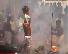 Tu sỹ 80 tuổi tắm nước sôi, nướng mình trên lửa