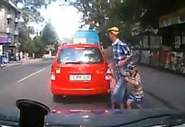 Clip: Phút 'hậu đậu' của bố, 2 con suýt chết