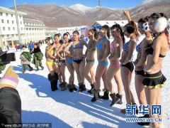 Mỹ nữ Nga, Trung 'đọ' bikini dưới trời rét - 25 độ C