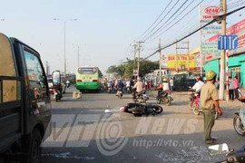 Tài xế xe buýt cứu giúp cô gái ngã gục trên đường