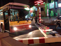 Sa thải lái xe buýt leo cầu cấm, đâm đổ biển báo