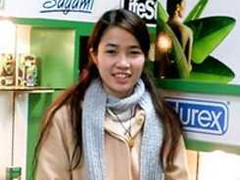 Nữ cử nhân đại học đi bán... bao cao su