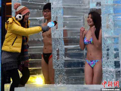 Mặc bikini, sống trong phòng băng 24 tiếng