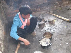 Học trò vùng cao săn chuột để thoả cơn thèm thịt