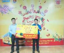 Hơn ngàn công nhân may mắn nhận vé xe Tết về nhà