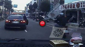 Clip: BMW chở 'chân dài' gây tai nạn