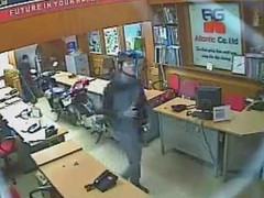 Thản nhiên vào văn phòng trộm laptop bị camera ghi lại