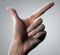 Dùng tay làm súng, nam sinh bị đuổi học