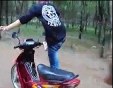 Thất kinh với 'quái xế' choai choai trên đường phố VN