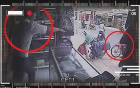 Clip: Liều lĩnh trộm xe trước mắt chủ cửa hàng