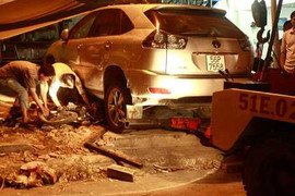 Khởi tố lái xe Lexus tông chết 2 cha con