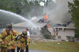 Máy bay lao xuống nhà dân, 3 người thiệt mạng
